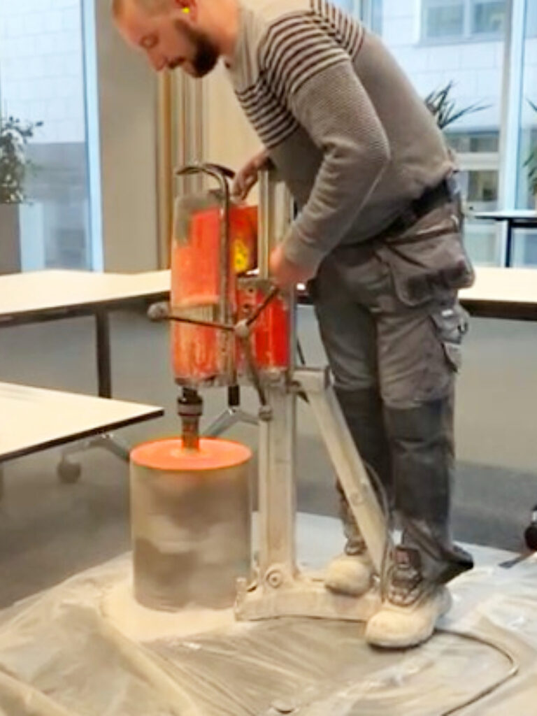 Decke durchbrechen im Büro (Reutlingen)